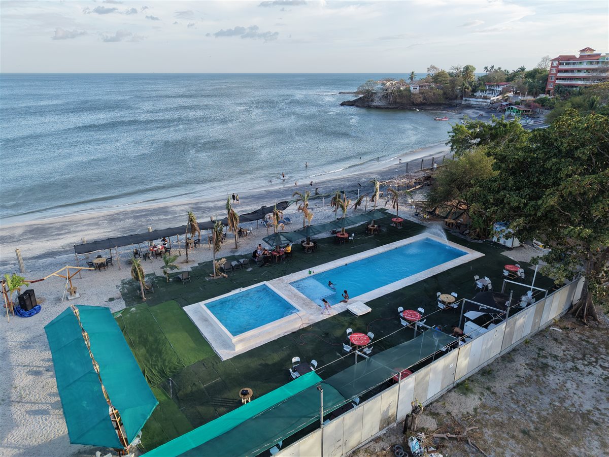 Piscinas del Club de Playa junto a la costa