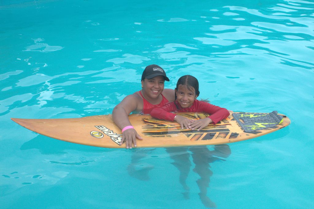Familia disfrutando en la piscina — foto de referencia mientras se agrega una foto real de Bungalow Marvella